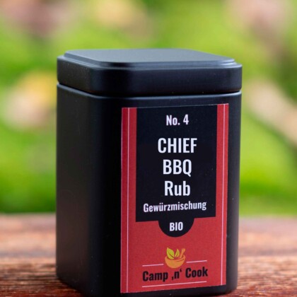 No. 4 Chief-BBQ-Rub bio steht in Weiß auf einem Etikett in Schwarz und rot gehalten. Das Gefäß ist eine quadratische Weißblechdose in Schwarz.