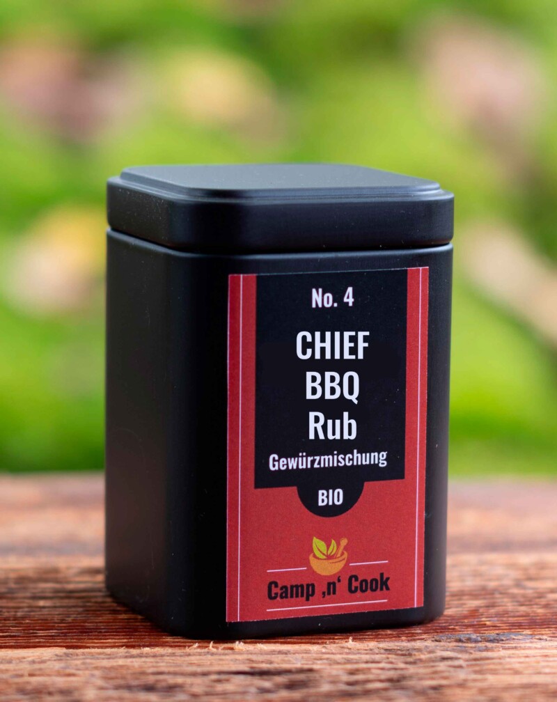 No. 4 Chief-BBQ-Rub bio steht in Weiß auf einem Etikett in Schwarz und rot gehalten. Das Gefäß ist eine quadratische Weißblechdose in Schwarz.