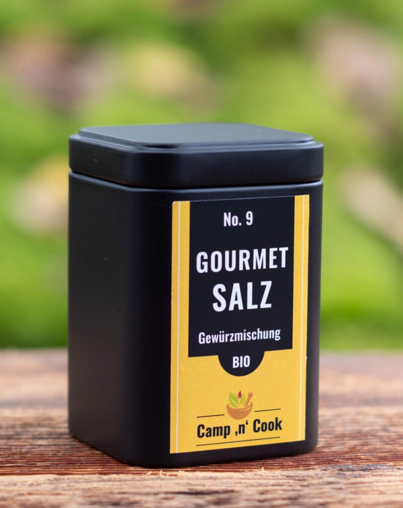 No. 11 Gourmet-Salz bio ist abgepackt in einer schwarzen, quadratischen Blechdose. Das Etikett in kontrastierendem Dottergelb gehalten. Die Fahne mit weißer Schrift ist schwarz.
