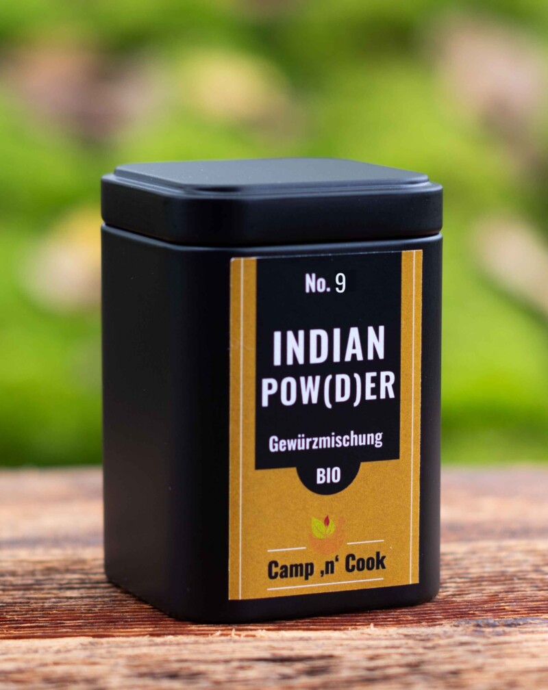 No. 9 Indian Powder bio Curry steht auf dem currygelben Etikett. Dieses ist auf einer quadratischen schwarzen Dose angebracht.