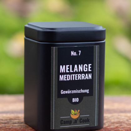 No. 7 Melange mediterran bio steht auf dem dunkelgrünen Etikett. Dieses ist auf einer quadratischen schwarzen Dose.