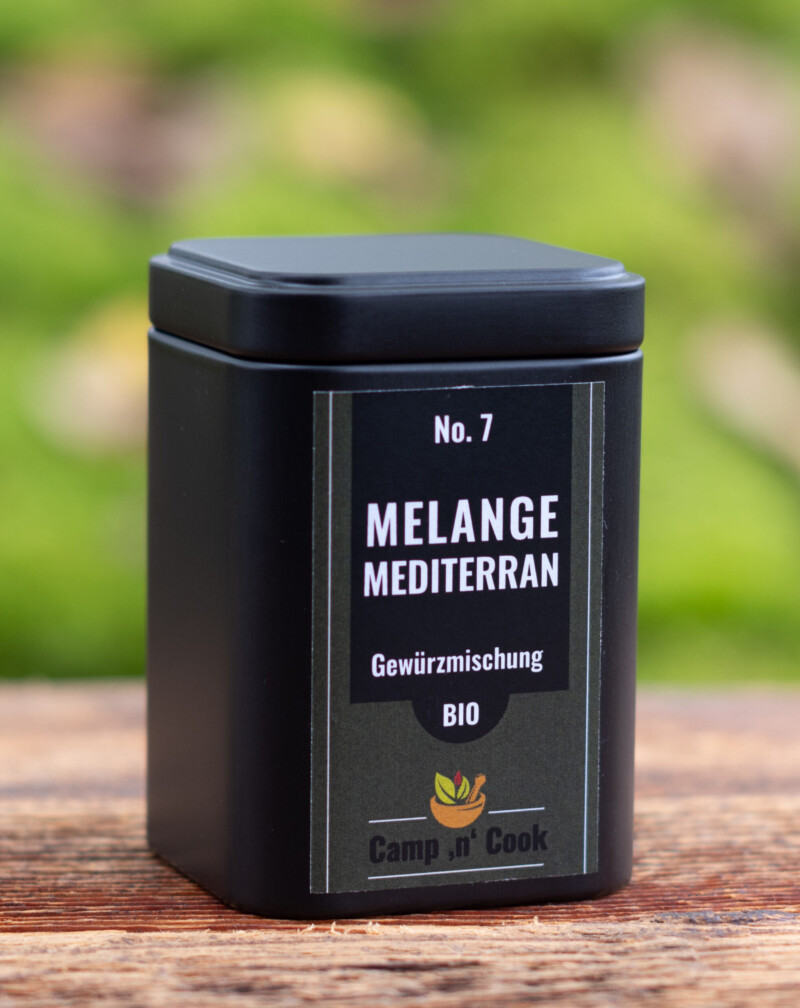 No. 7 Melange mediterran bio steht auf dem dunkelgrünen Etikett. Dieses ist auf einer quadratischen schwarzen Dose.