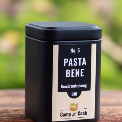 No. 5 Pasta bene bio - Gewürzmischung steht auf dem Etikett. Eine quadratische Dose ist in schwarz gehalten, das Etikett in hellem Beige.